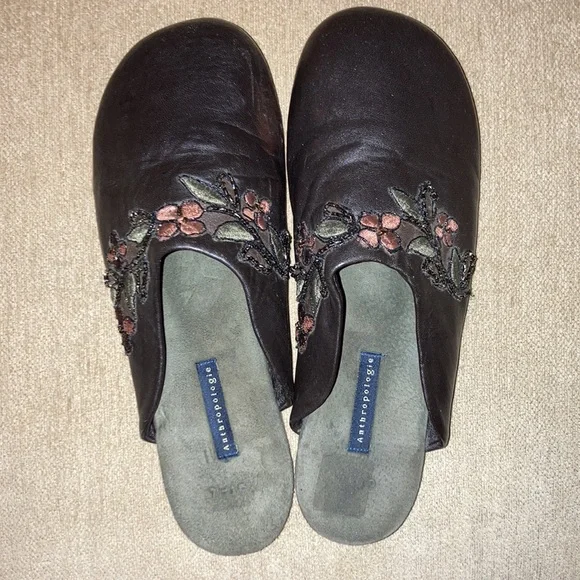 ANTHROPOLOGIE Womens Hand Made Slip On Slides Floral Embellished Size 9 - Picture 6 of 11